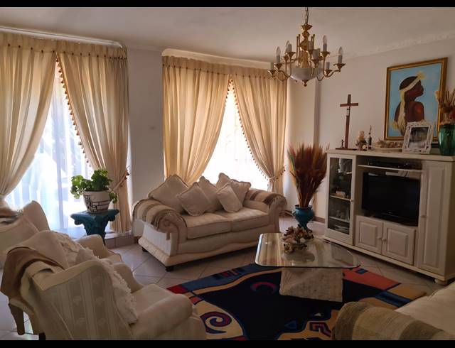 6 BEDROOM FREESTANDING FOR SALE IN BROADLANDS ESTATE